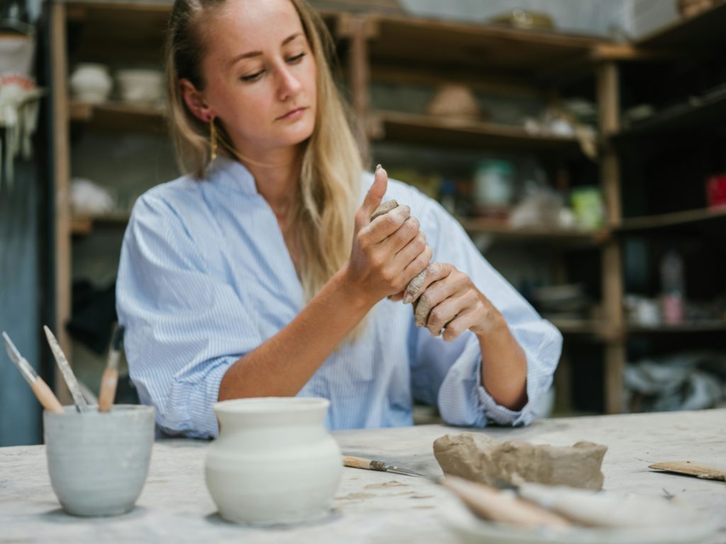 Potier travaillant l'argile