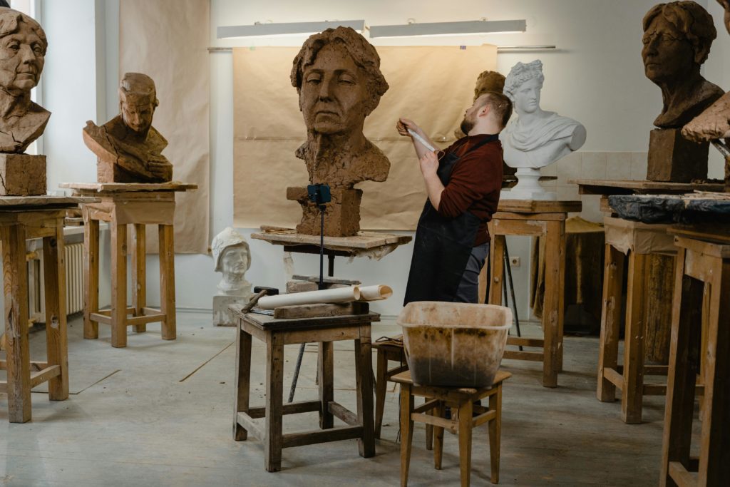 Sculpteur travaillant dans son atelier
